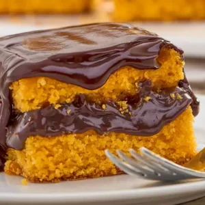 Bolo de Cenoura com Cobertura de Chocolate