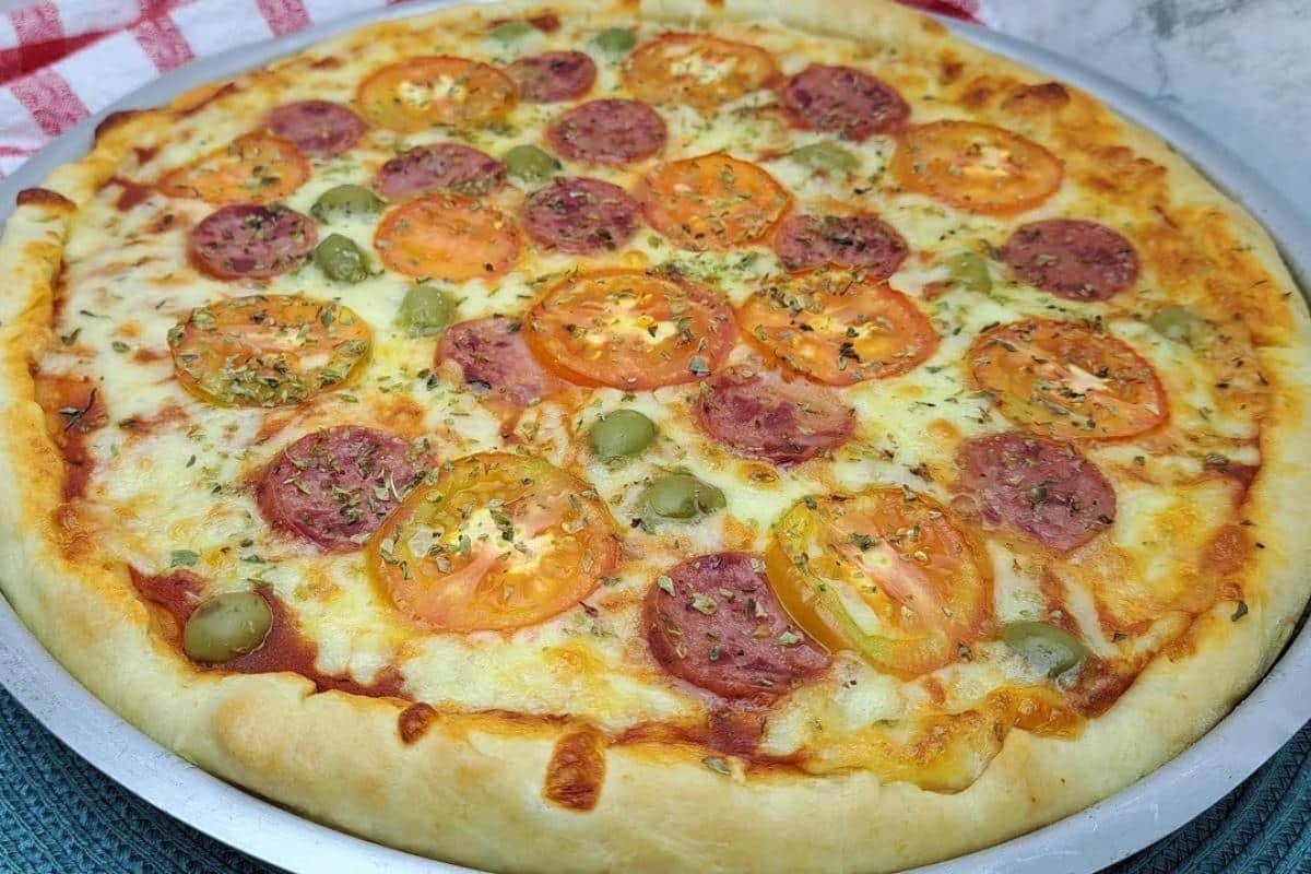 Pizza Caseira com Massa Fácil: Receita Prática e Macia