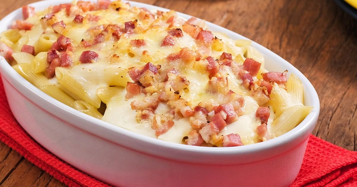 Macarrão ao Molho Branco com Bacon