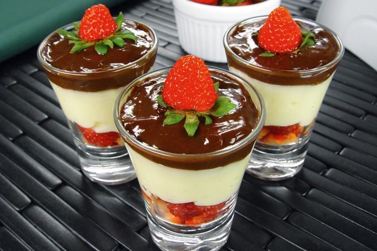 Bombom no Copo com Creme e Chocolate: Sobremesa Fácil