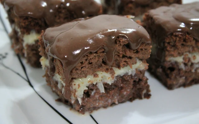 Bolo Prestígio Cremoso: Chocolate e Coco em Camadas