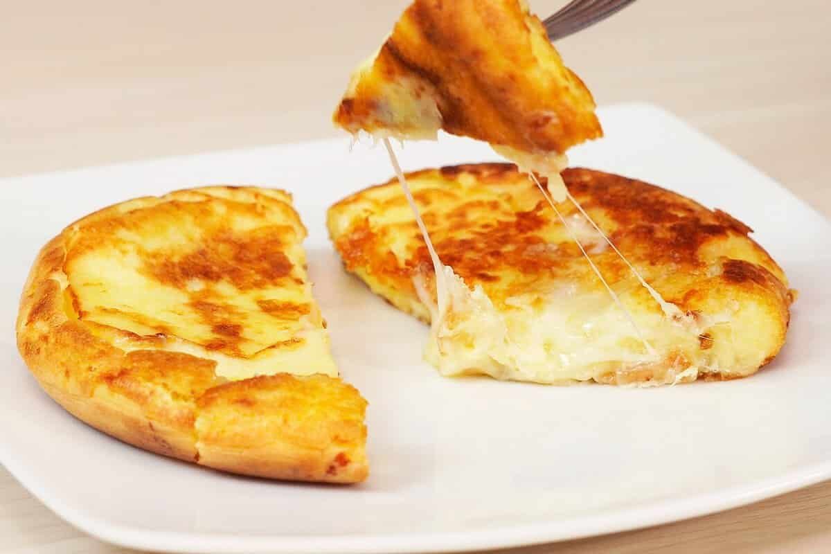 Pão de Queijo de Frigideira: Macio, Dourado e Rápido