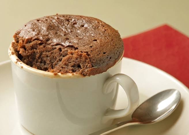 Bolo de Chocolate de Caneca: Fofinho e Intenso no Micro-ondas
